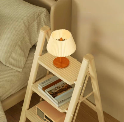 白色三步驟樓梯