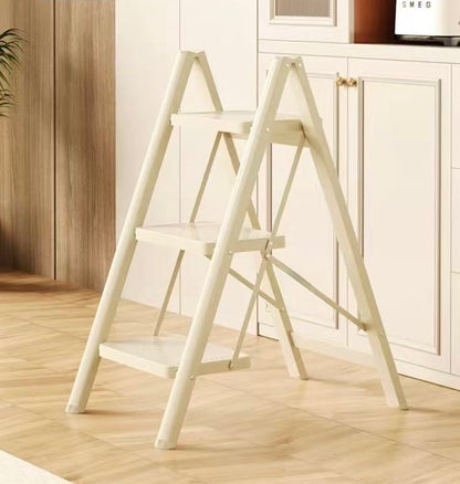 白色三步驟樓梯