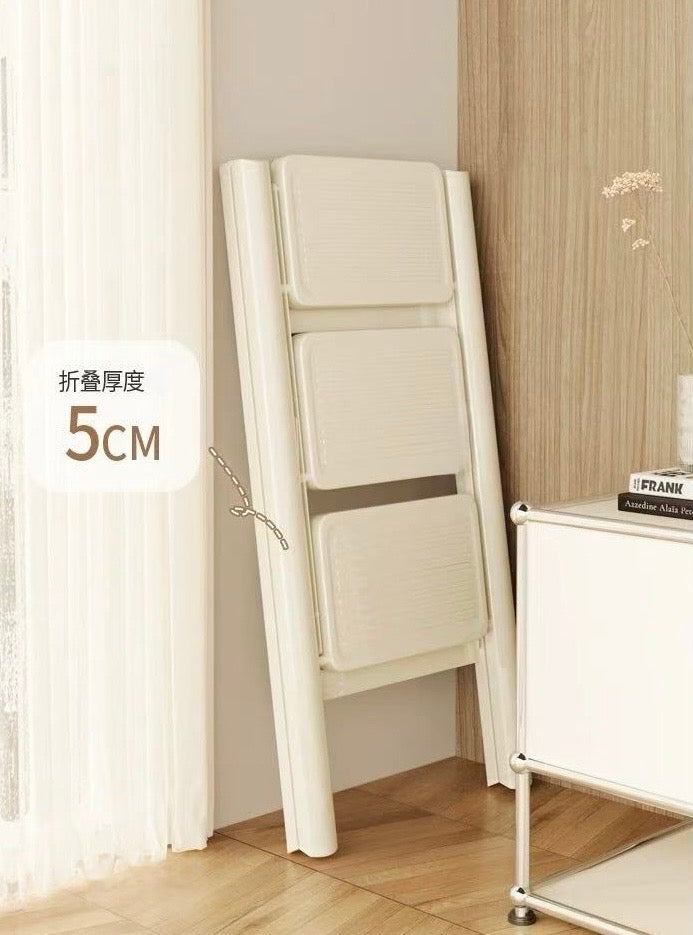 白色三步驟樓梯